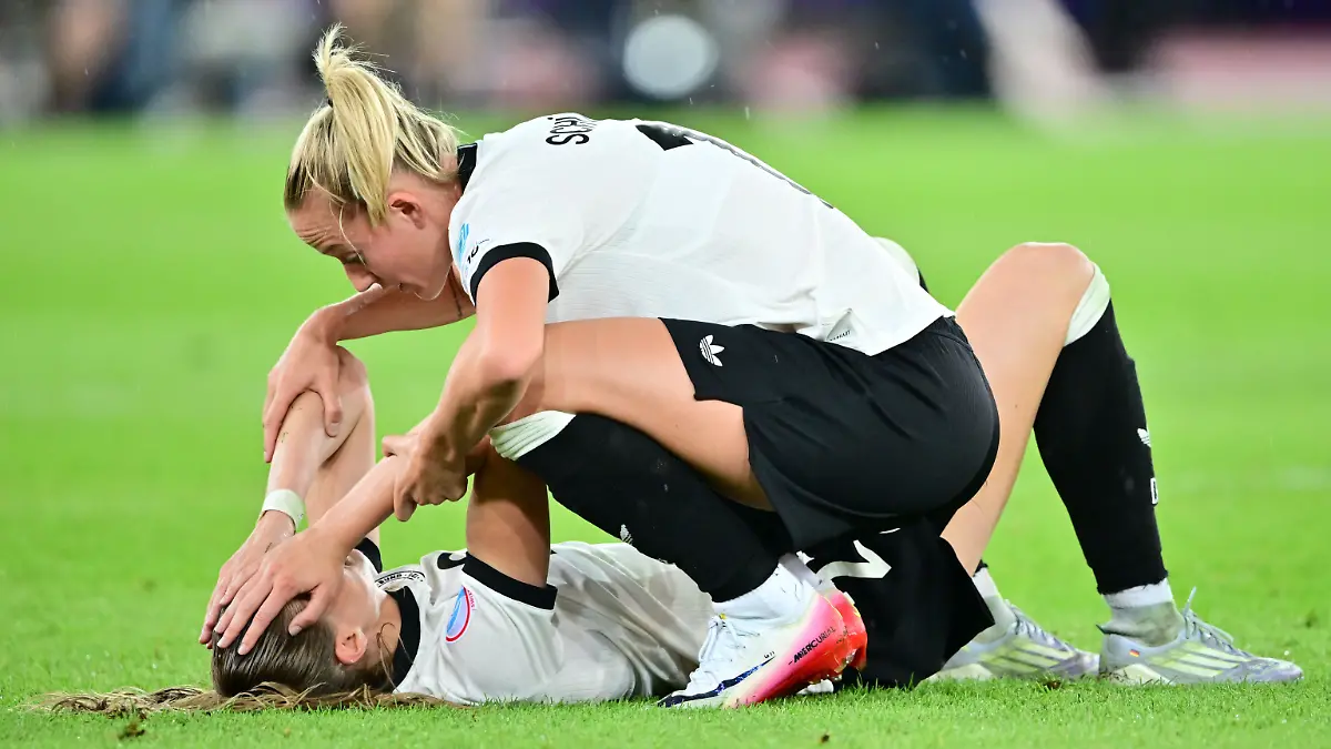 Deutschlands Lea Schüller (r) tröstet Jule Brand nach der Niederlage.