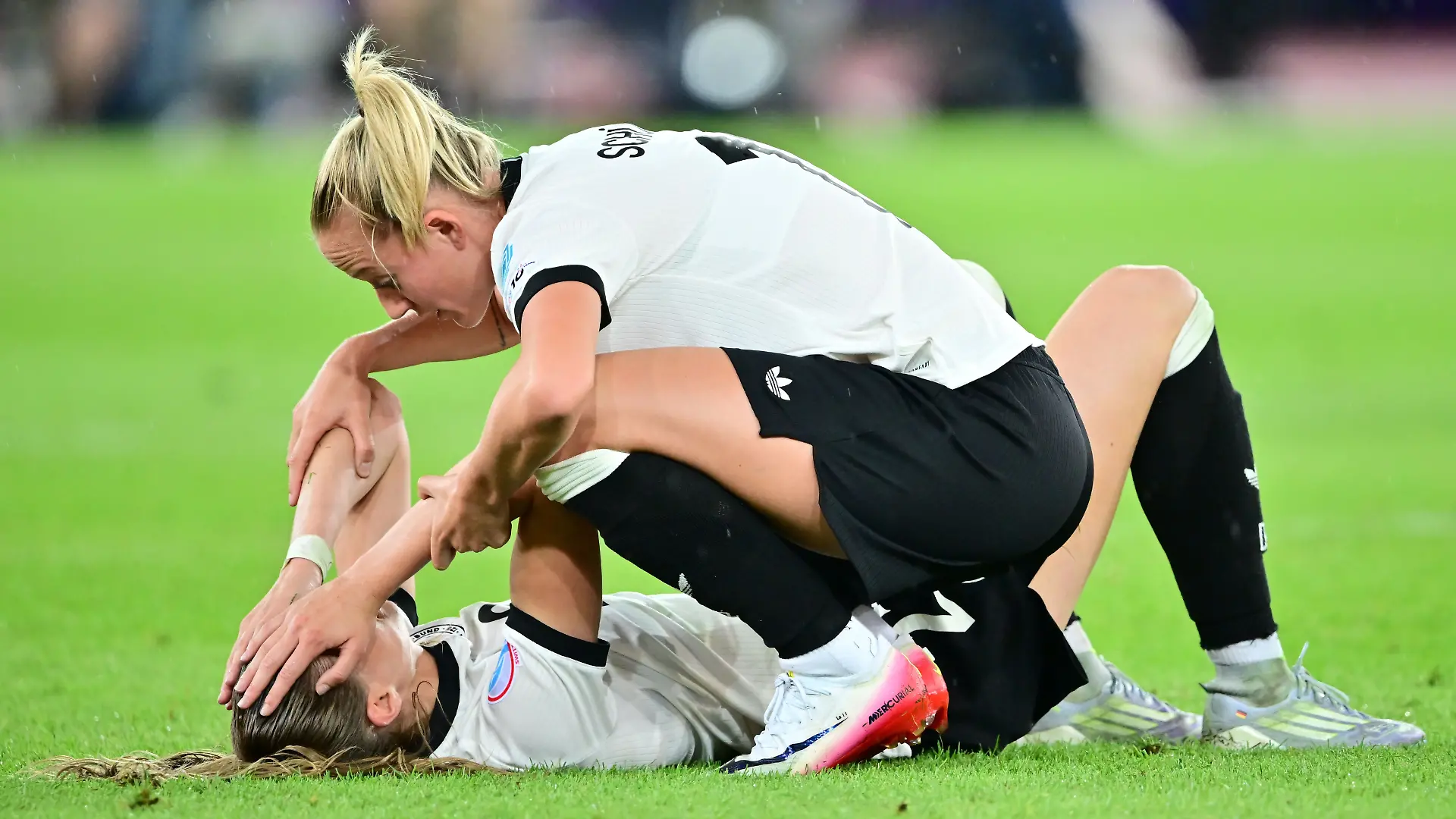 Deutschlands Lea Schüller (r) tröstet Jule Brand nach der Niederlage.