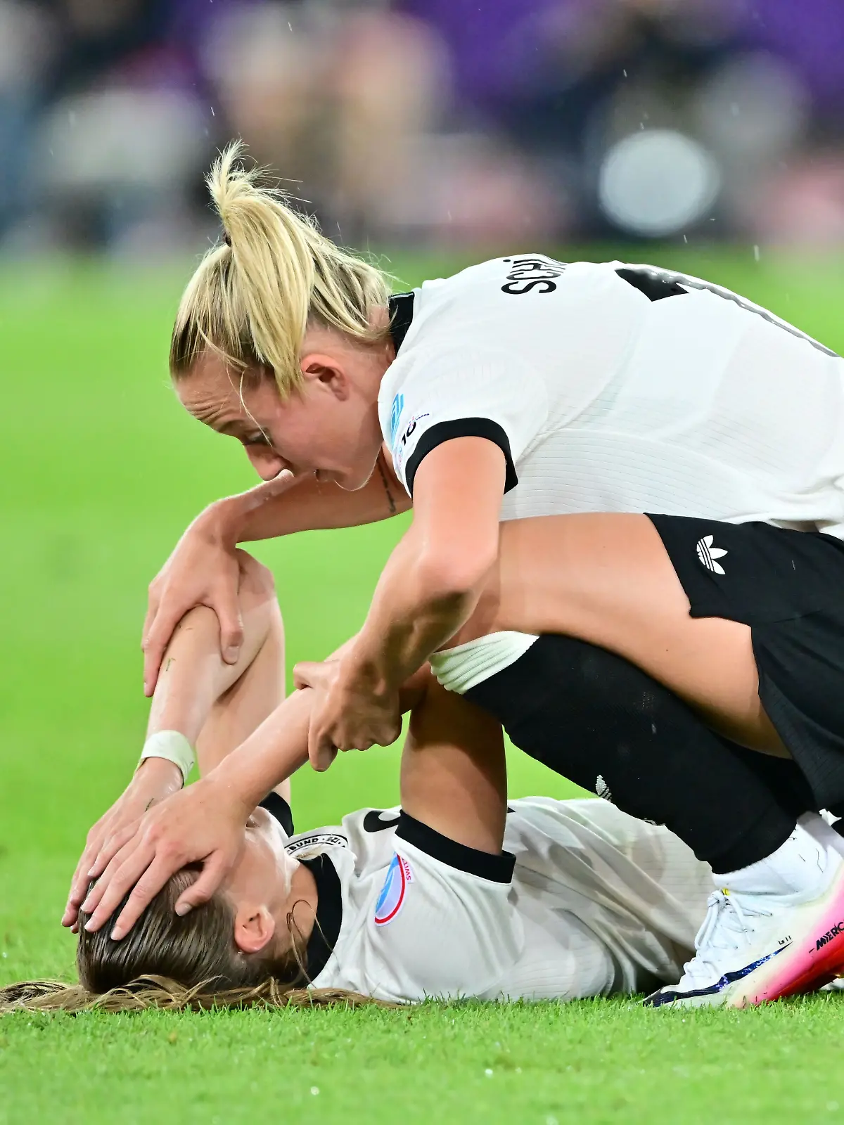 Deutschlands Lea Schüller (r) tröstet Jule Brand nach der Niederlage.