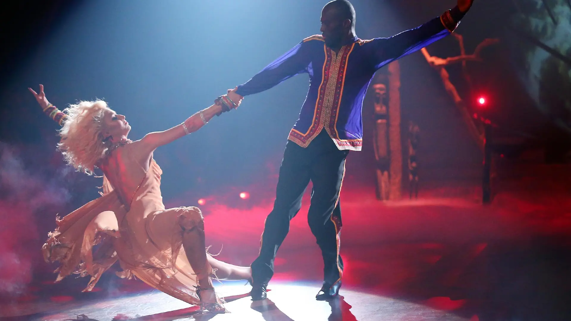 Hans Sarpei und Kathrin Menzinger Verwendung der Bilder für Online-Medien ausschließlich mit folgender Verlinkung: 'Alle Infos zu 'Let's Dance' im Special bei RTL.de: http://www.rtl.de/cms/sendungen/show/lets-dance.html