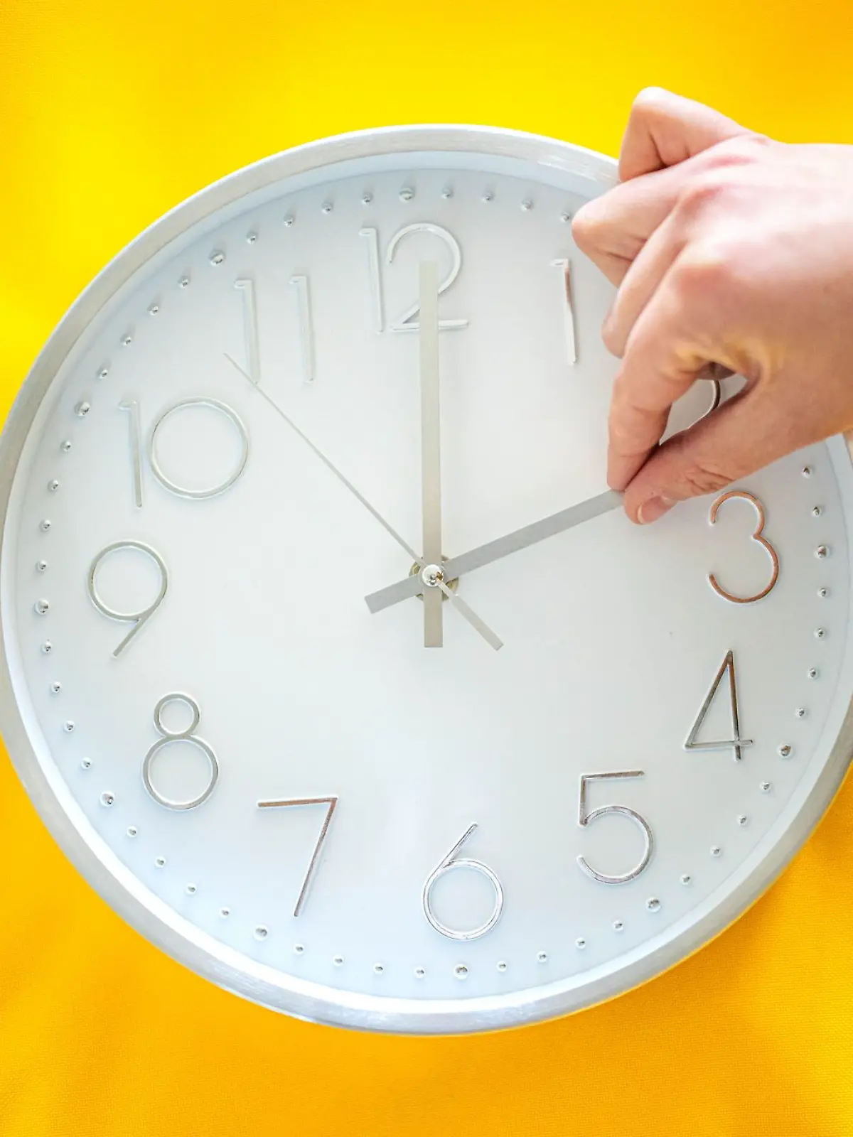 Bild zu: "Was wäre, wenn wir NUR Sommer- oder Winterzeit hätten?"