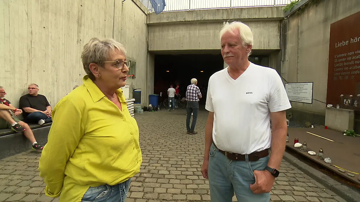 Gabi Müller im Gespräch mit Pfarrer a. D. Jürgen Widera, dem Vorsitzenden der Stiftung „Duisburg 24.7.2010”.