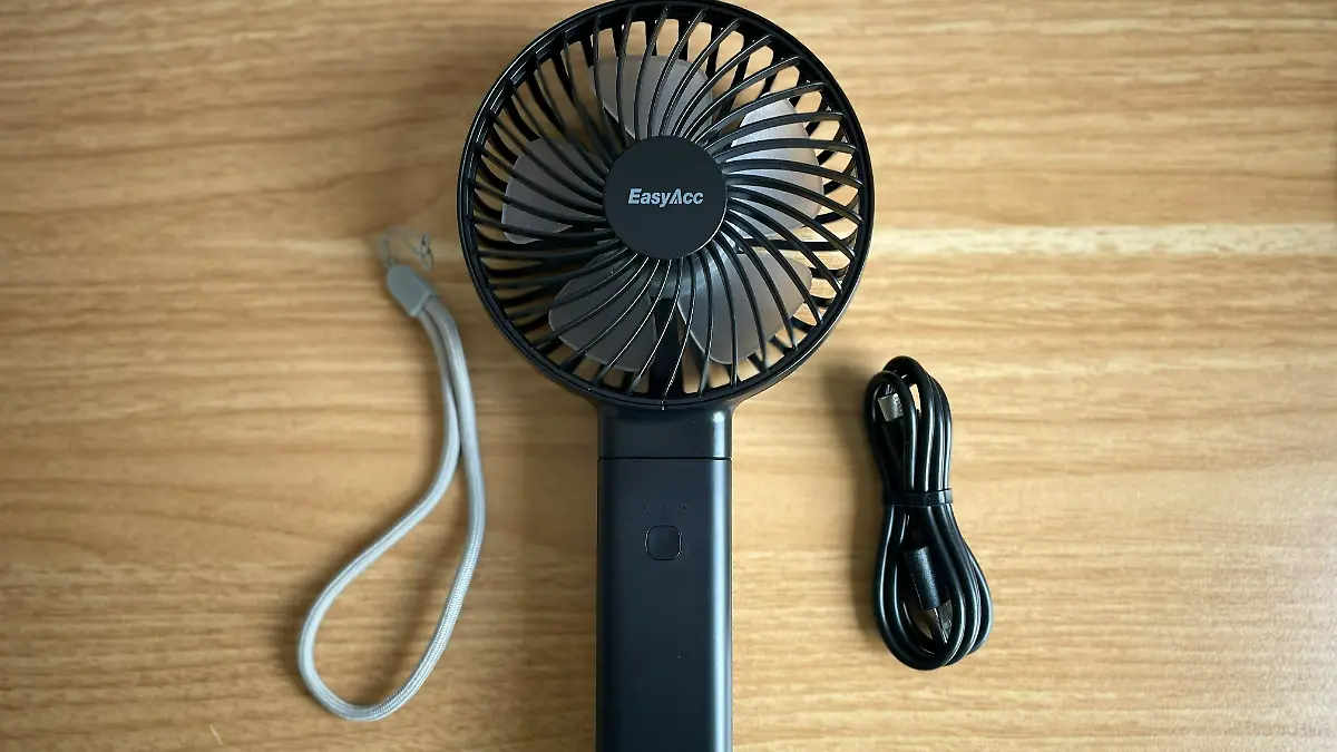 Ventilator liegt auf dem Tisch. 
