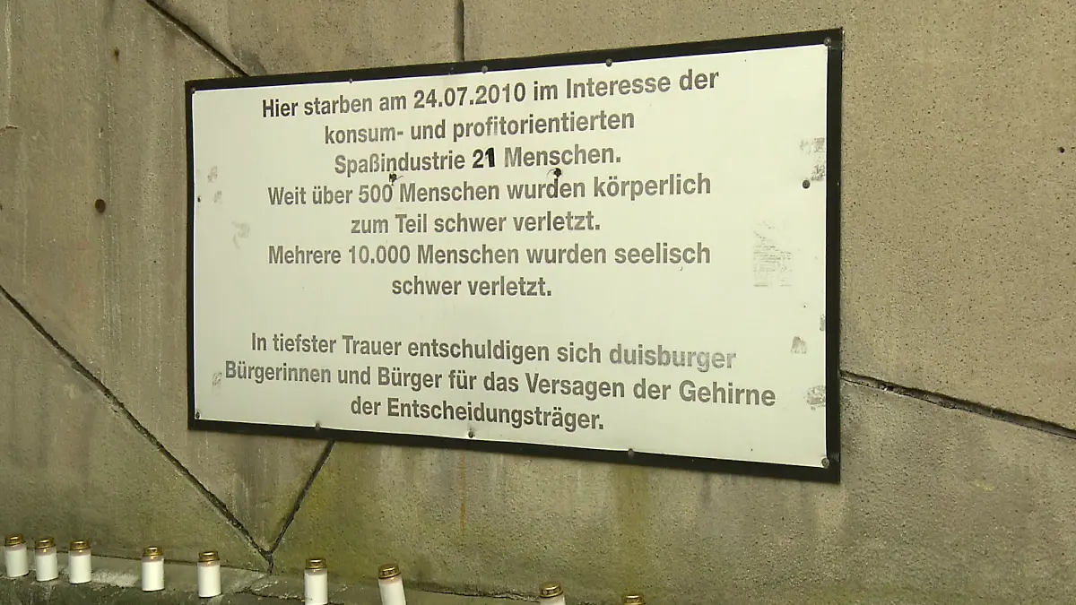 Einige Duisburger Bürger haben diesen stillen Gruß in Form eines Plakats beim Mahnmal hinterlegt.
