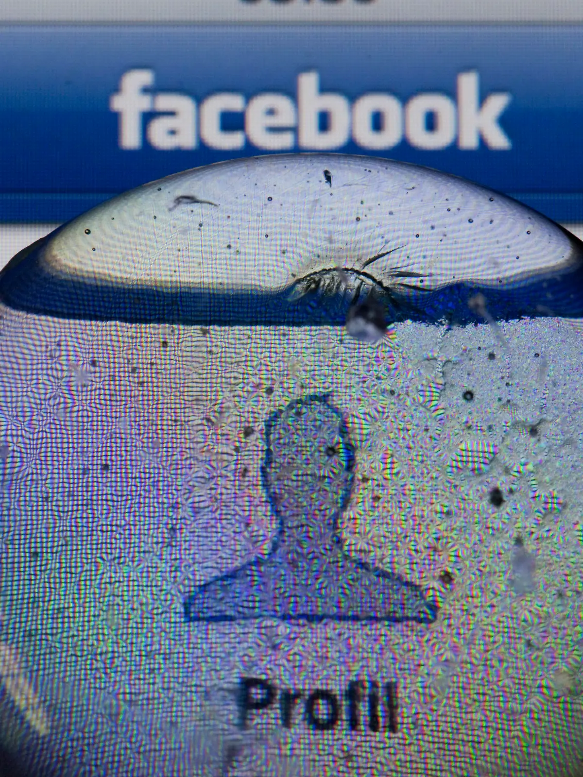 ARCHIV - ILLUSTRATION - Ein Glasstein liegt in Köln am 13.01.2010 auf dem Bildschirm eines iPhones und vergrößert das Profil-Icon einer Facebook-Anwendung. Online-Netzwerke wie Facebook gehen nach einer Studie der Stiftung Warentest äußerst willkürlich mit Nutzerdaten um. Vor allem die großen amerikanischen Portale schränkten die Rechte der Verbraucher zum Teil massiv ein, räumten sich aber selber bei der Weitergabe privater Daten an Dritte weitgehende Befugnisse ein, heißt es in der am Donnerstag (25.03.2010) in Berlin vorgestellten Studie für die April-Ausgabe der Zeitschrift «test». Alle getesteten Netzwerke seien beim Datenschutz lückenhaft, bei acht von zehn Portalen gebe es «deutliche» oder «erhebliche Mängel». Foto: Maximilian Schönherr (zu dpa 4043 vom 25.03.2010)  +++(c) dpa - Bildfunk+++