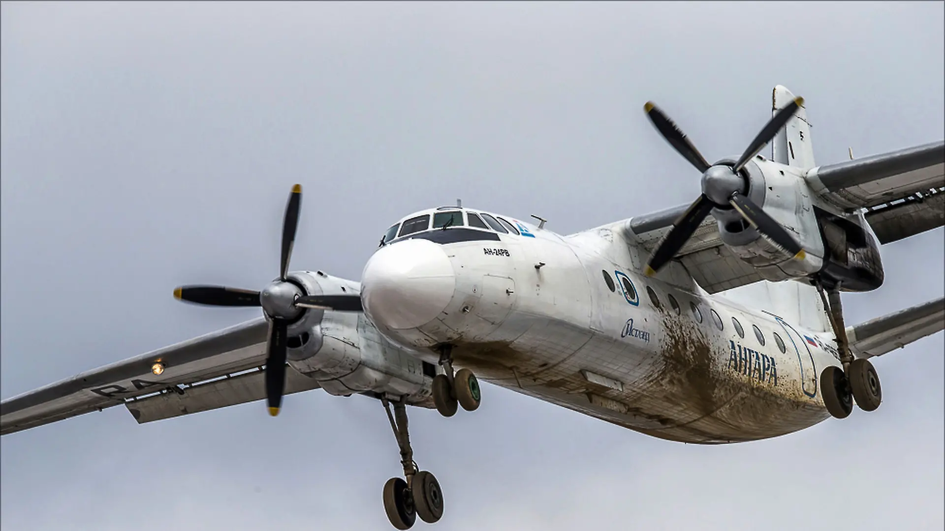 Eine russische An-24-Passagiermaschine der in Sibirien ansässigen Angara Airlines, dieselbe Flugzeugmarke, die mit 49 Passagieren an Bord in der fernöstlichen Amur-Region des Landes abgestürzt ist, überfliegt einen Flughafen bei Irkutsk, Russland.