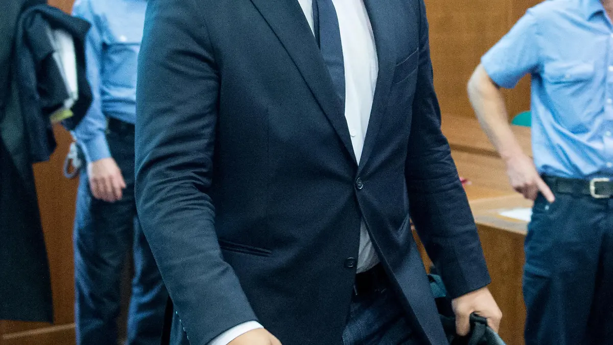 Severino Seeger, diesjähriger Sieger der Castingshow "Deutschland sucht den Superstar" (DSDS), betritt am 02.06.2015 einen Verhandlungssaal im Landgericht in Frankfurt am Main (Hessen). Seeger muss sich wegen Betruges verantworten. Als Mitglied einer Bande soll er Seniorinnen um ihre Ersparnisse gebracht haben. Foto: Boris Roessler/dpa +++(c) dpa - Bildfunk+++