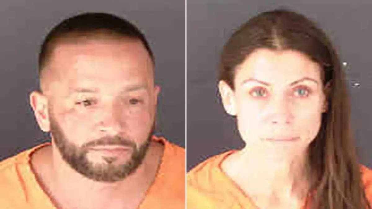 Trista R. (43) und Christopher A. beließen es im Flieger nicht nur beim Schmusen. Doof nur, dass sie Kinder beobachteten.