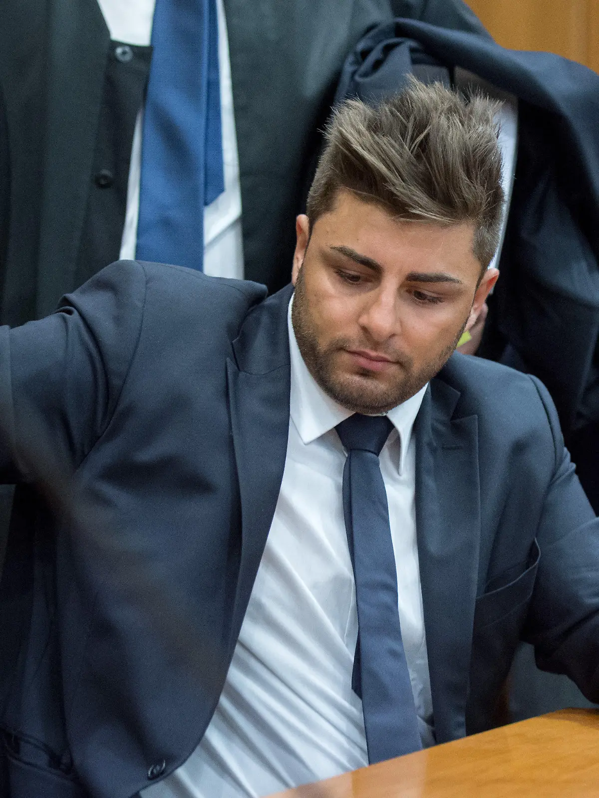 Severino Seeger, diesjähriger Sieger der Castingshow "Deutschland sucht den Superstar" (DSDS), sitzt am 02.06.2015 im Verhandlungssaal im Landgericht in Frankfurt am Main (Hessen), von Medienvertretern umlagert, auf der Anklagebank. Seeger muss sich wegen Betruges verantworten. Als Mitglied einer Bande soll er Seniorinnen um ihre Ersparnisse gebracht haben. Foto: Boris Roessler/dpa +++(c) dpa - Bildfunk+++