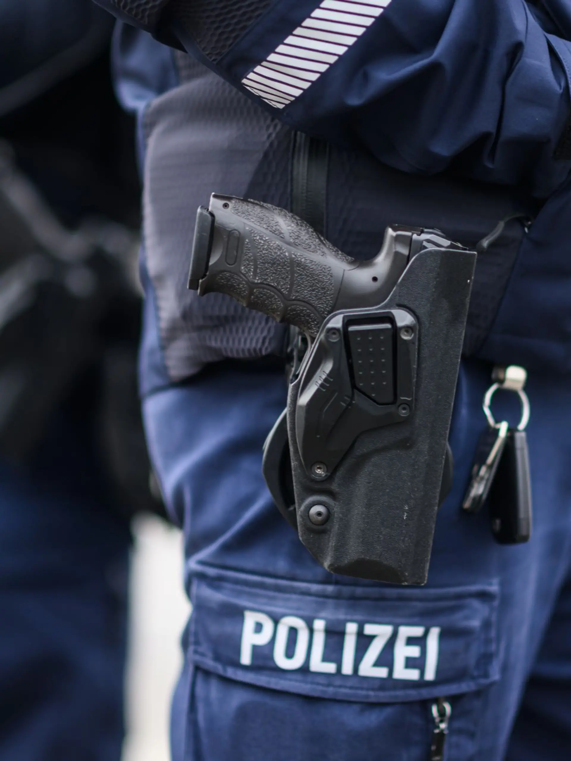 Bild zu: "Polizei erschießt zwei Hunde! 23-jährige Polizistin leicht verletzt"