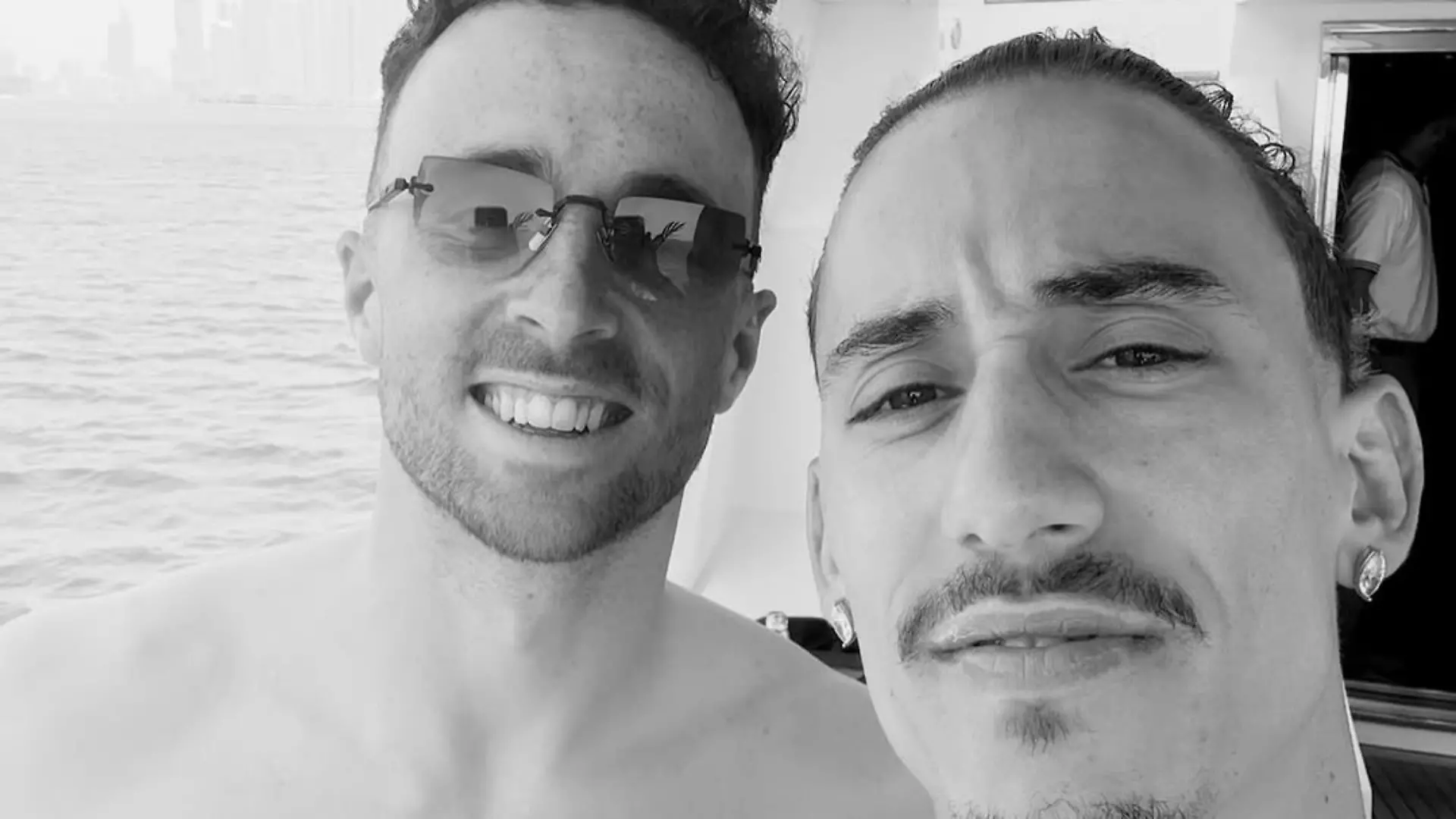 Schwarz-weiß-Aufnahme von Kostas Tsimikas (r.) und Diogo Jota auf einem Boot