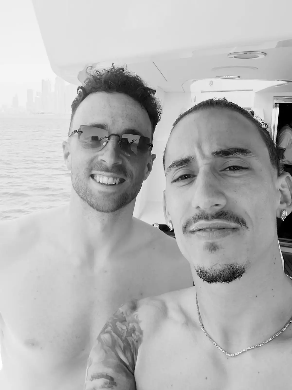 Schwarz-weiß-Aufnahme von Kostas Tsimikas (r.) und Diogo Jota auf einem Boot