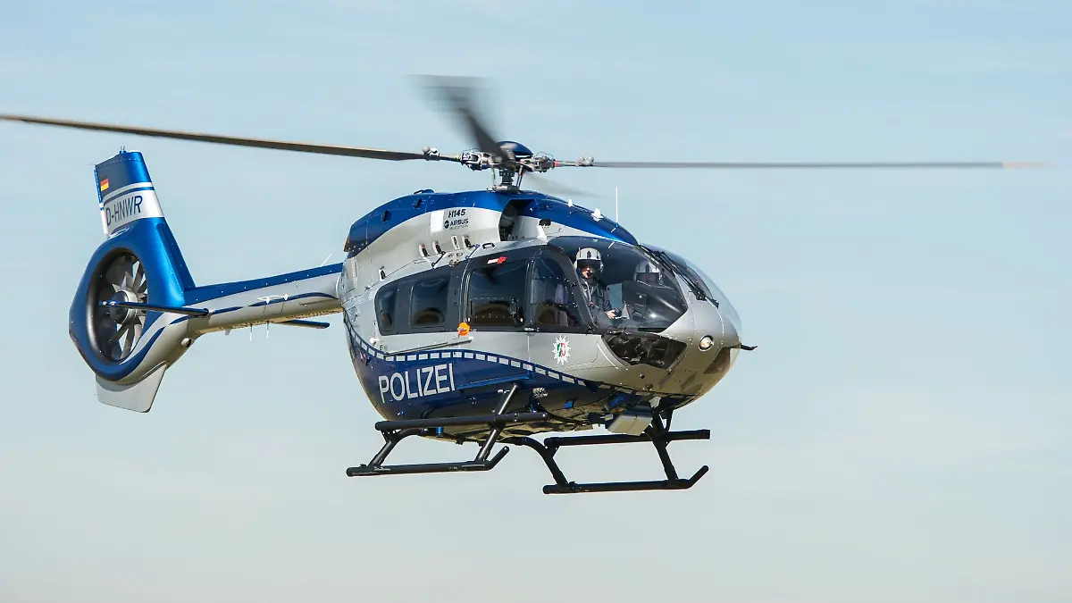 Die Polizei sucht einen Mann per Hubschrauber. (Symbolbild)