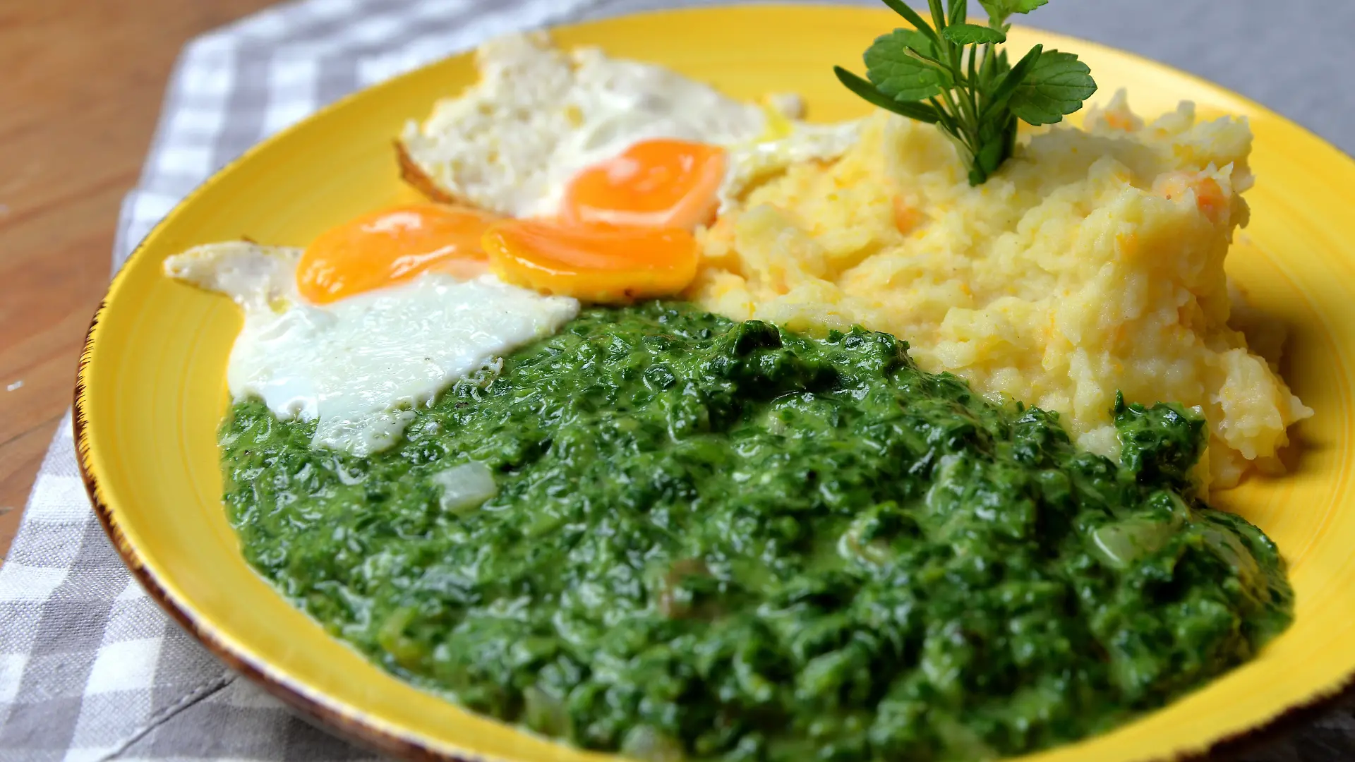 rahmspinat mit Spiegelei und Kartoffelbrei