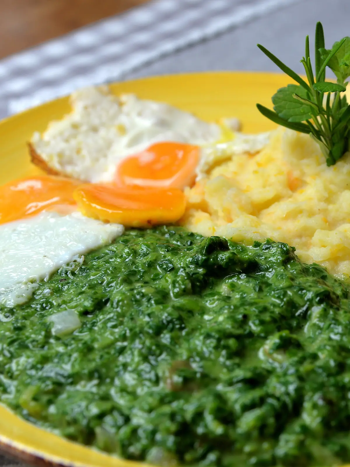 rahmspinat mit Spiegelei und Kartoffelbrei