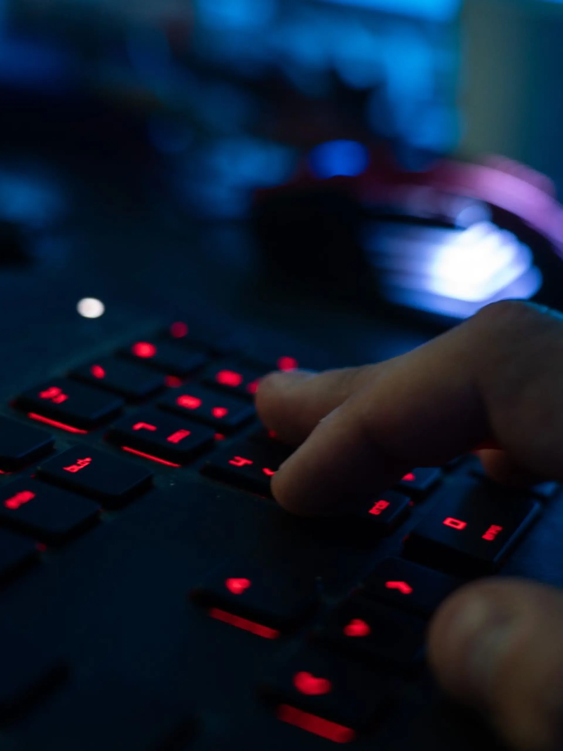 Bild zu: "Schockierende Enthüllung: Online-Netzwerk quälte Teenager zu Missbrauch und Gewalt"