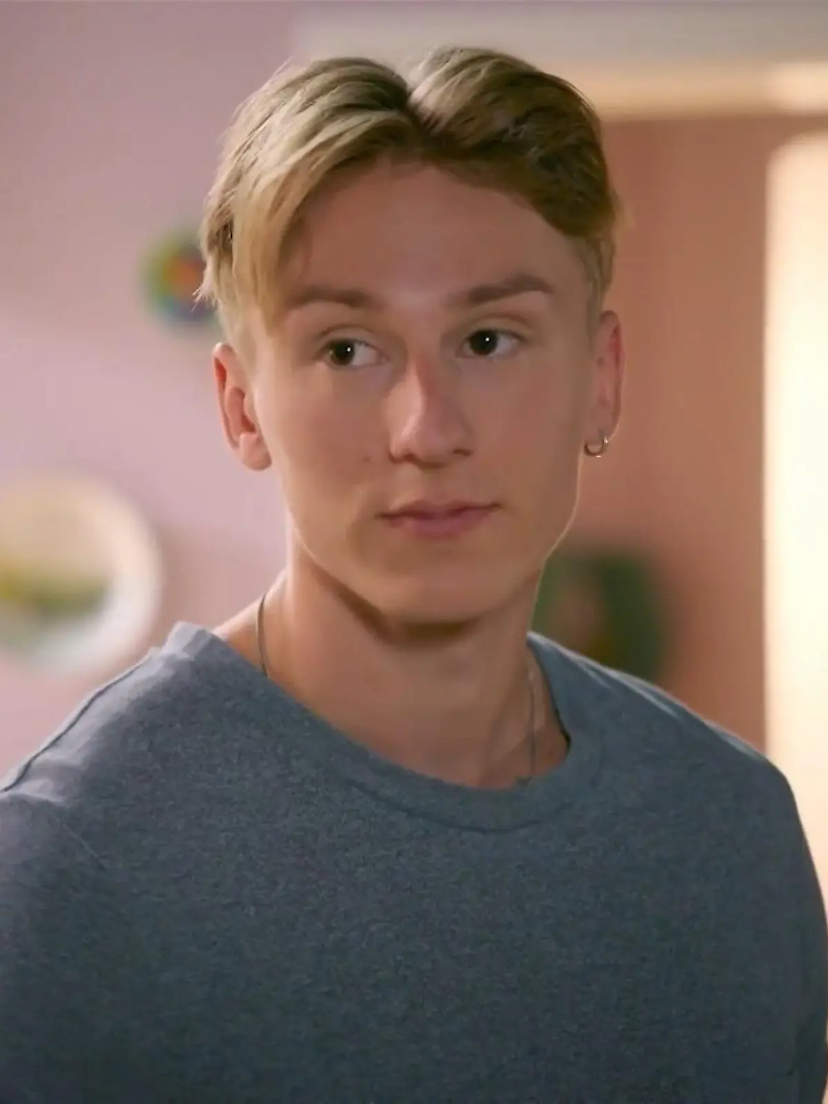 AWZ: Lennox ist unsicher, ob er seine Mutter zu seinem 18. Geburtstag einladen soll