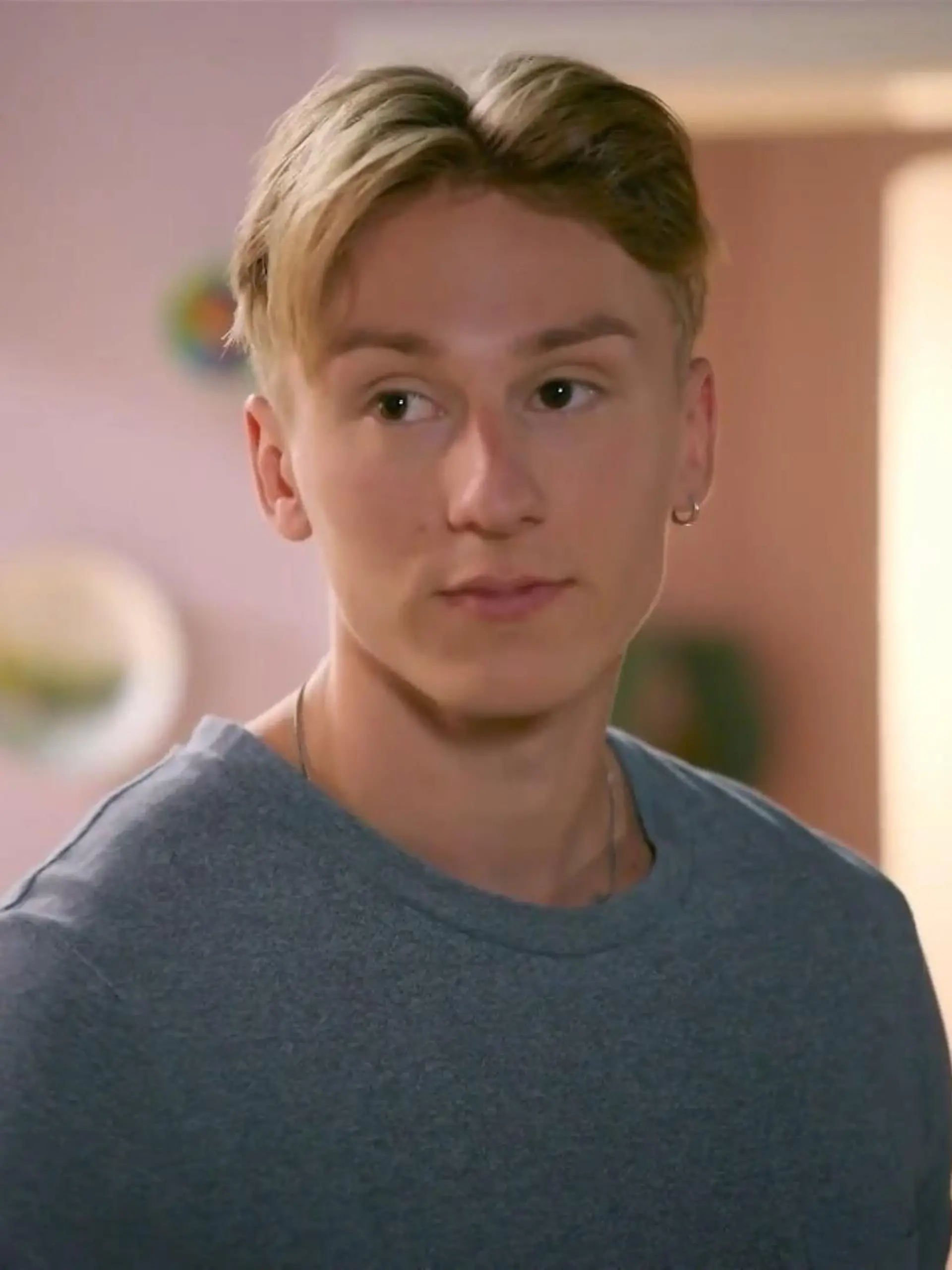 AWZ: Lennox ist unsicher, ob er seine Mutter zu seinem 18. Geburtstag einladen soll