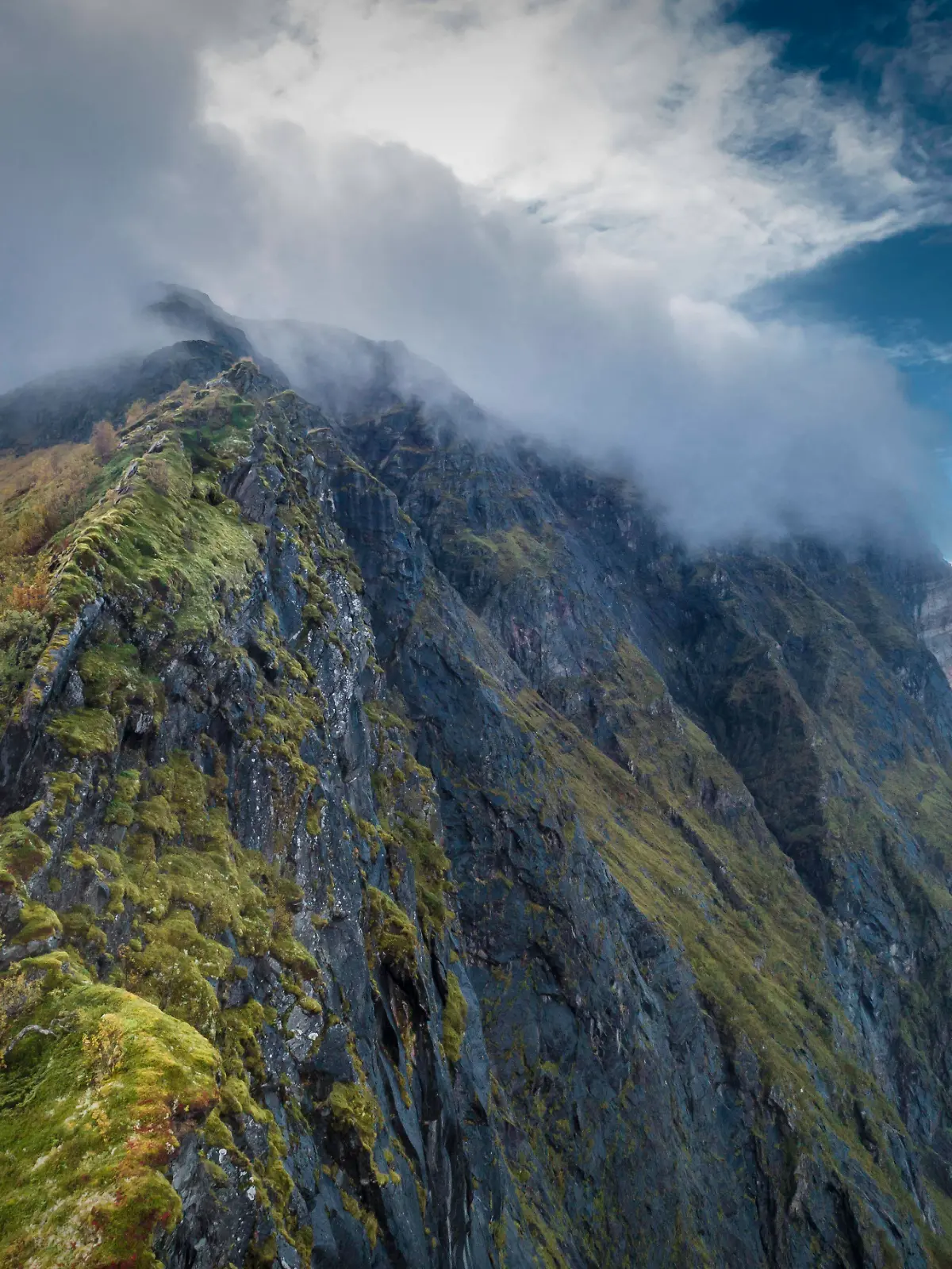 Eine zerklüftete Bergkette im norwegischen Gildeskål (Symbolbild)
