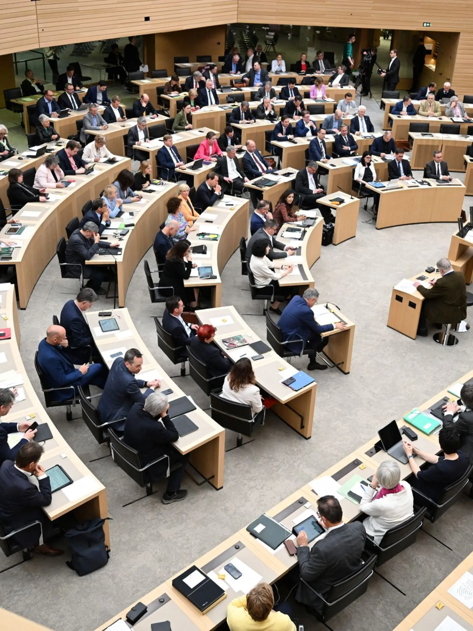 Bild zu: "Stimmzettel mit Hakenkreuz! Eklat im Landtag von Baden-Württemberg"