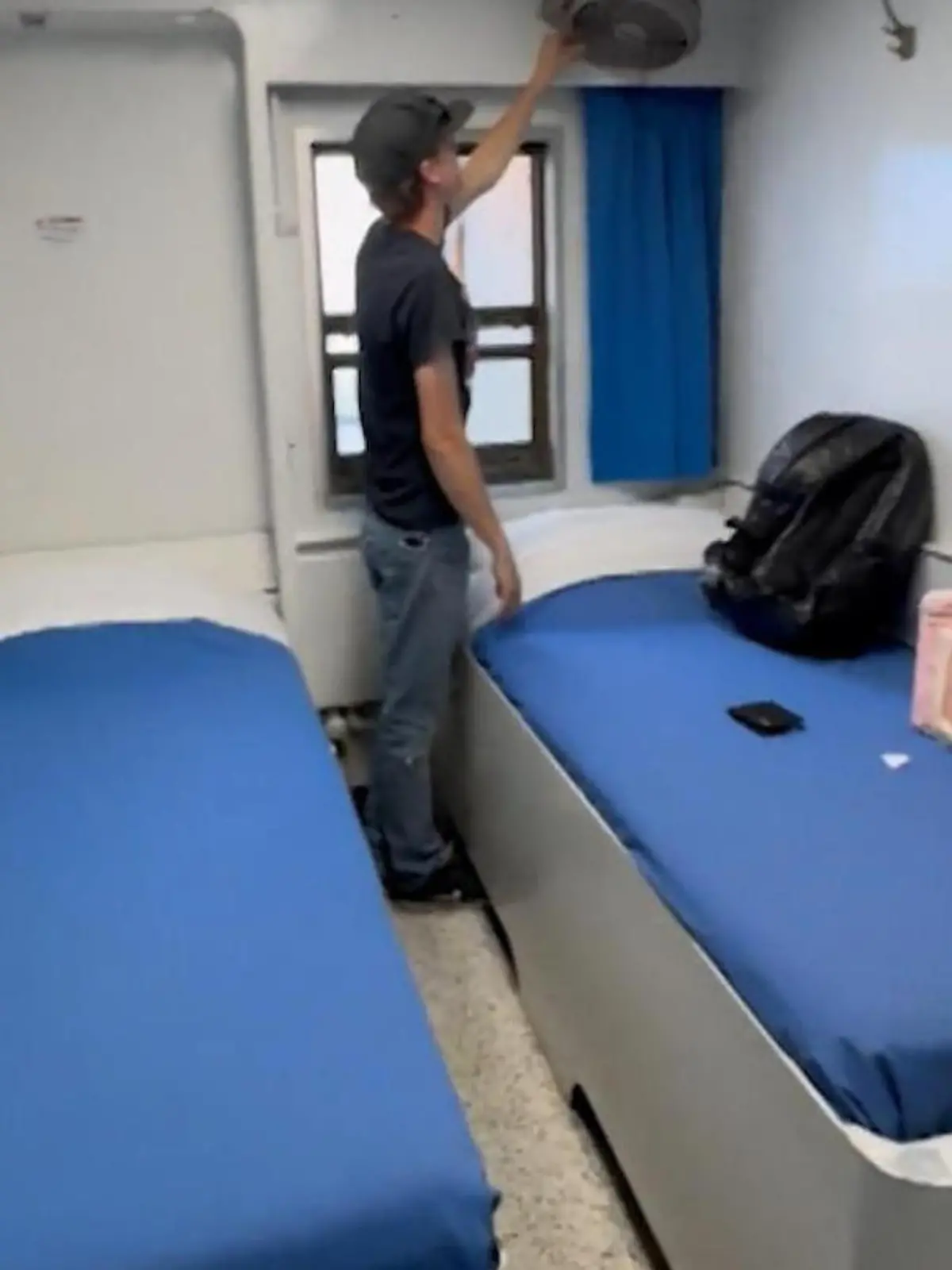 Bild zu: "Luxus erwartet, „Gefängniszelle” bekommen! Pärchen sieht Zimmer auf Schiff – und ist geschockt"