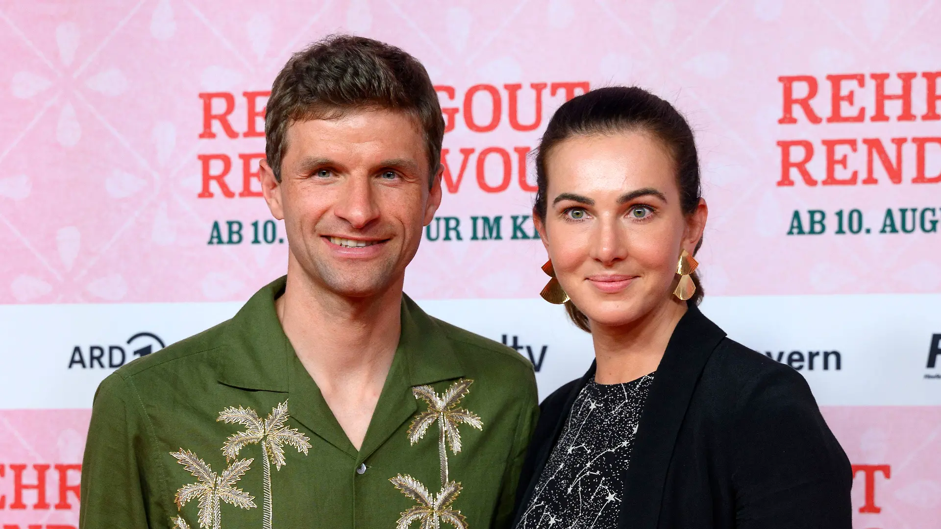 Fußballer Thomas Müller mit Ehefrau Lisa Müller bei der Premiere des Kinofilms Rehragout-Rendezvous im Mathäser Filmpalast. München, 31.07.2023 NRW Deutschland *** Footballer Thomas Müller with wife Lisa Müller at the premiere of the feature film Rehragout Rendezvous at Mathäser Filmpalast Munich, 31 07 2023 NRW Germany Copyright: xDwixAnoraganingrumx