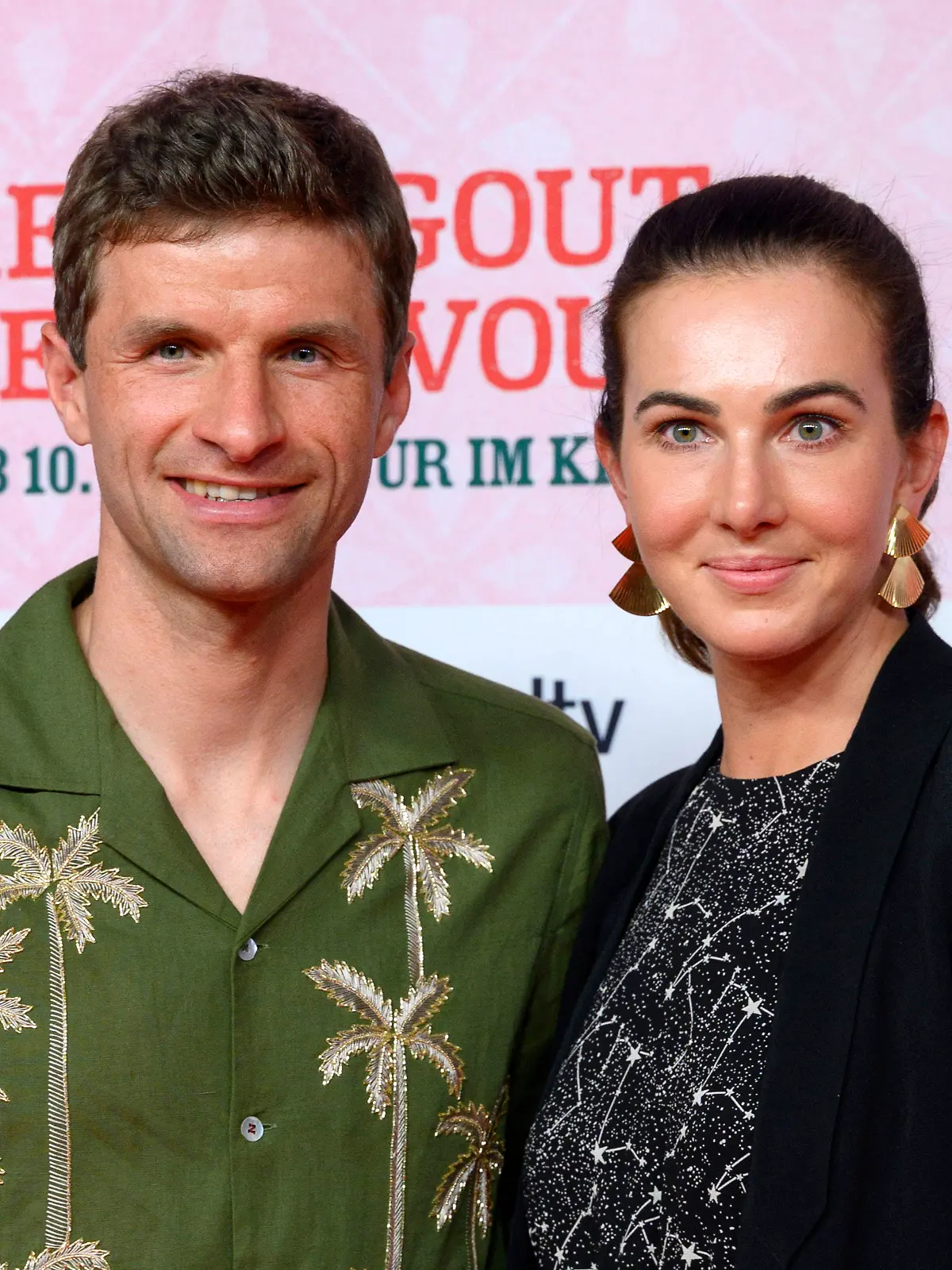 Fußballer Thomas Müller mit Ehefrau Lisa Müller bei der Premiere des Kinofilms Rehragout-Rendezvous im Mathäser Filmpalast. München, 31.07.2023 NRW Deutschland *** Footballer Thomas Müller with wife Lisa Müller at the premiere of the feature film Rehragout Rendezvous at Mathäser Filmpalast Munich, 31 07 2023 NRW Germany Copyright: xDwixAnoraganingrumx