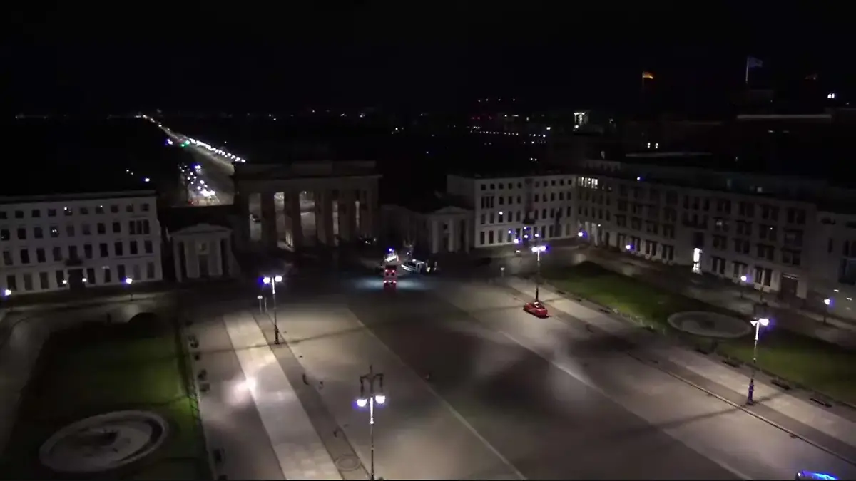 Mehrere Einsatzkräfte sind in der Nacht am Brandenburger Tor im Einsatz.