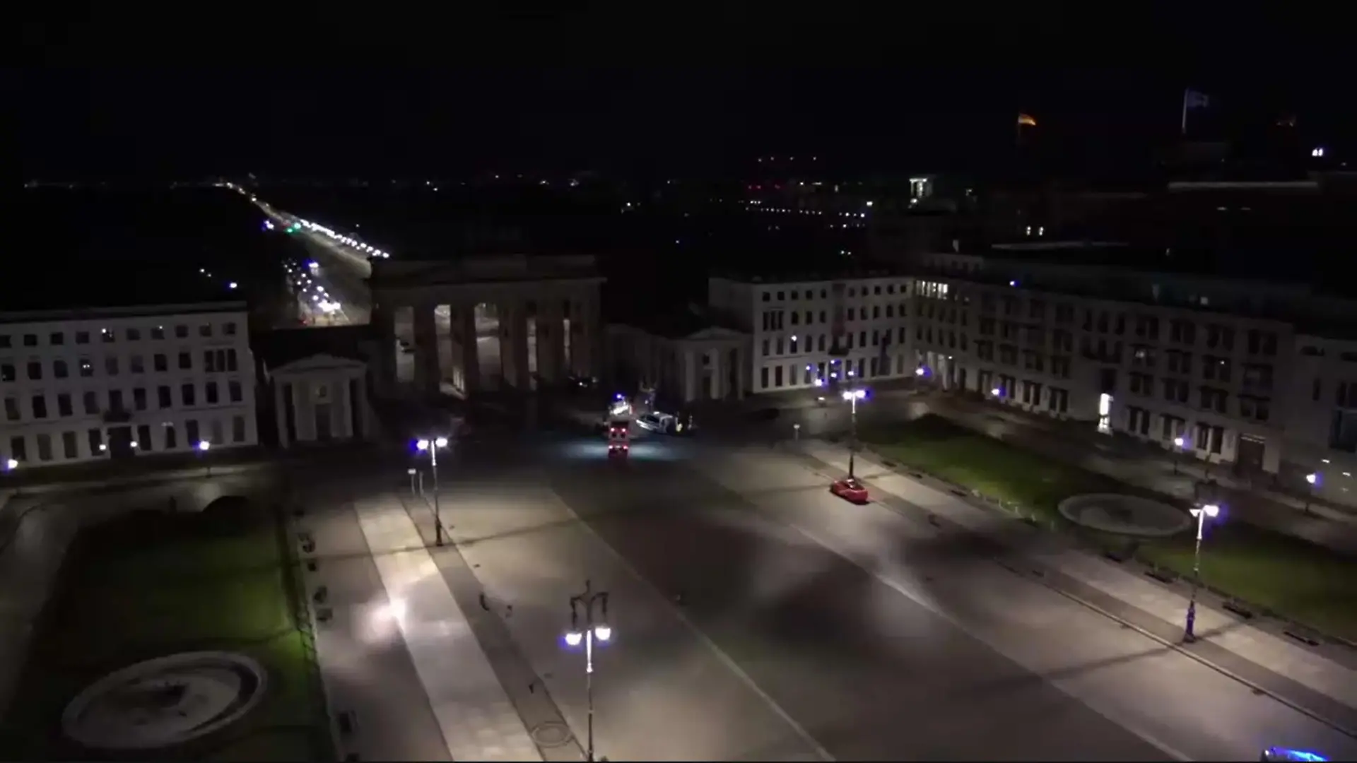 Mehrere Einsatzkräfte sind in der Nacht am Brandenburger Tor im Einsatz.