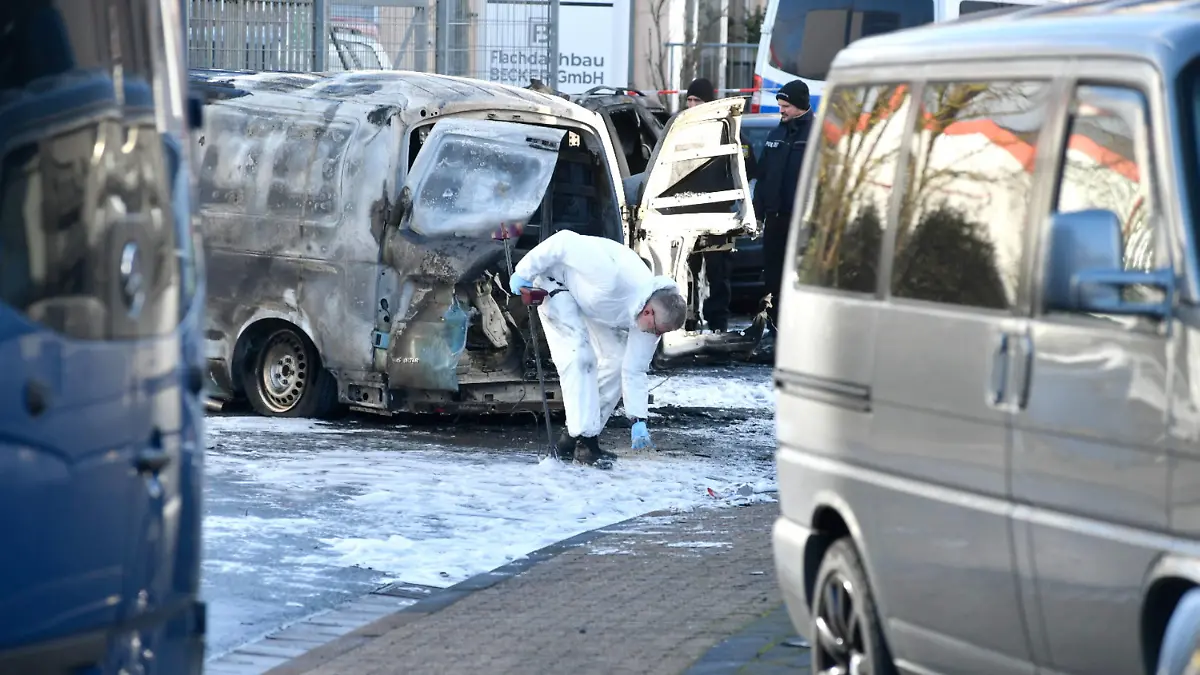 Bewaffneter Überfall auf einen Geldtransporter am Freitag 13.01.2023 im Saarlouiser Stadtteil Picard. Gegen acht Uhr gehen Notrufe bei der Polizei ein, die brennende Autos und Schüsse in der Neue-Welt-Straße meldeten. Dort hatten Kriminelle einen Geldtransporter abgepasst und mit einem Kleinwagen gerammt. Danach kam es nach Angaben der Polizei zu einem Schusswechsel und einer Explosion. Der Geldtransporter und ein weiteres Fahrzeug gehen in Flammen aus, die Täter können flüchten. Am Nachmittag ist die Spurensicherung vor Ort beschäftigt im Bild. *** Armed robbery of a money transporter on Friday 13 01 2023 in the Saarlouis district Picard Around eight oclock, emergency calls are received by the police, who reported burning cars and sh bub