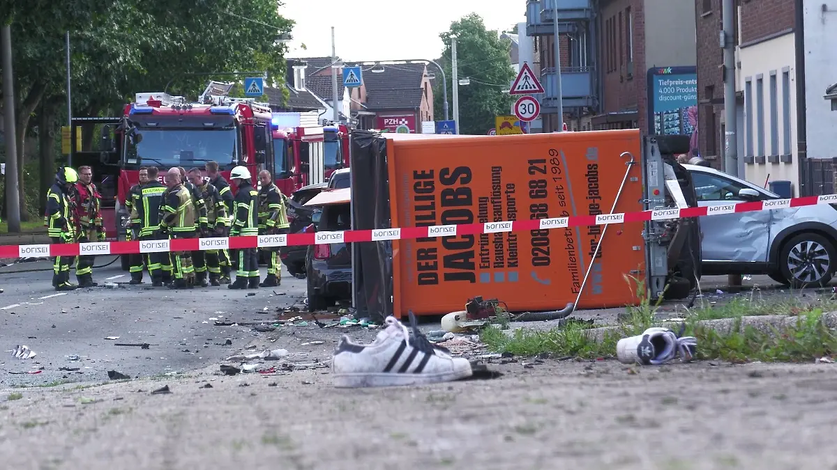 Tragödie in Oberhausen! Lkw prallt in Autos – zwei Menschen tot