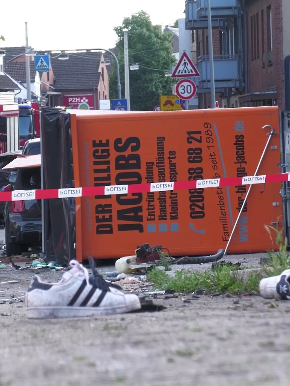 Mindestens zwei Menschen sind bei dem Unfall gestorben.