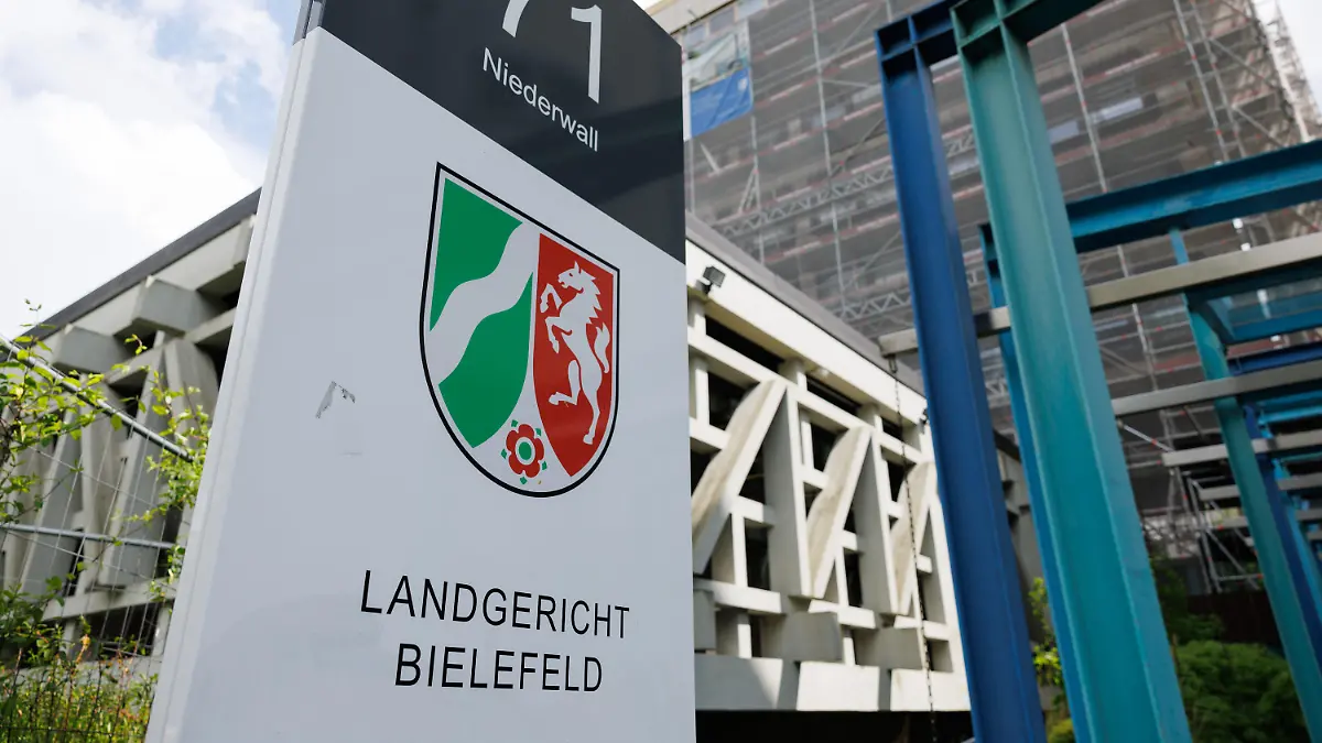 ARCHIV - 10.05.2023, Nordrhein-Westfalen, Bielefeld: Blick auf das Landgericht Bielefeld. Hier muss sich ab Mittwoch ein Mann aus Gütersloh für den Tod seines Nachbarn verantworten.(zu dpa: «Totschlag unter Nachbarn: Prozess am Landgericht Bielefeld») Foto: Friso Gentsch/dpa +++ dpa-Bildfunk +++