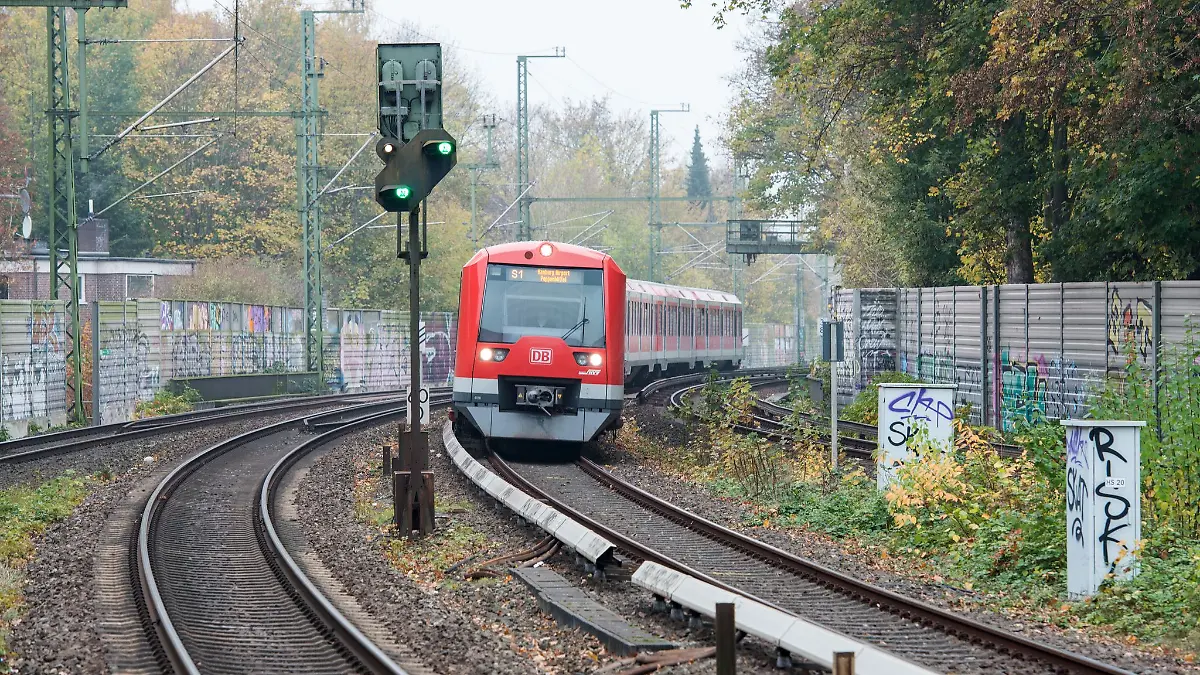 Zwei Jungen wurden im Gleisbereich nahe Ohlsdorf entdeckt – dort aßen sie Süßigkeiten. (Symbolbild)