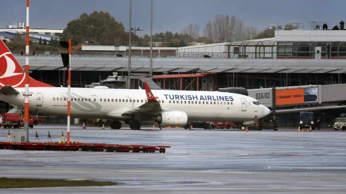 Ein Mann erleidet einen medizinischen Notfall auf seinem Flug von Istanbul nach San Francisco. Noch während der Reise stirbt er. Was dann passiert, ist den Behörden ein absolutes Rätsel. Denn seine Leiche verschwindet und niemand weiß offenbar, wo sie abgeblieben ist.