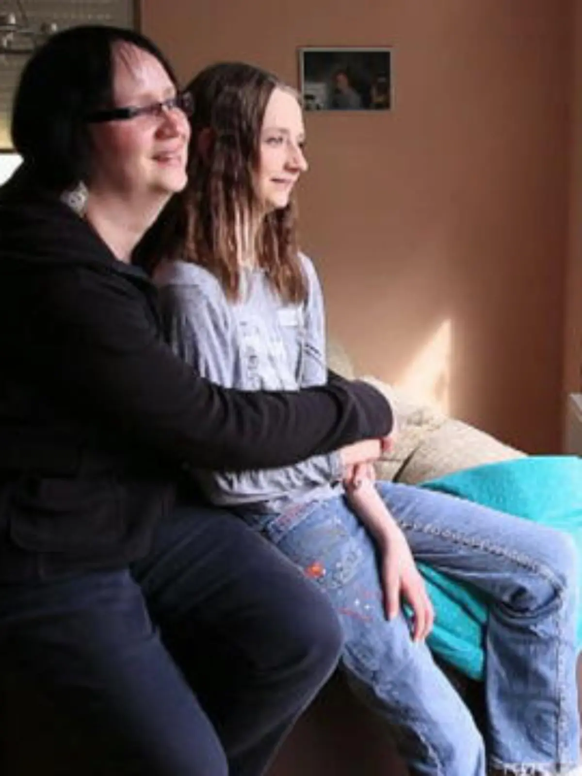 Wie geht es der Mutter einer Magersüchtigen? Jana erzählt über die Erfahrungen mit ihrer anorektischen Tochter und wie sie die Krankheit verarbeitet.
Foto: Emily Michael (15) mit ihrer Mutter Jana Michael