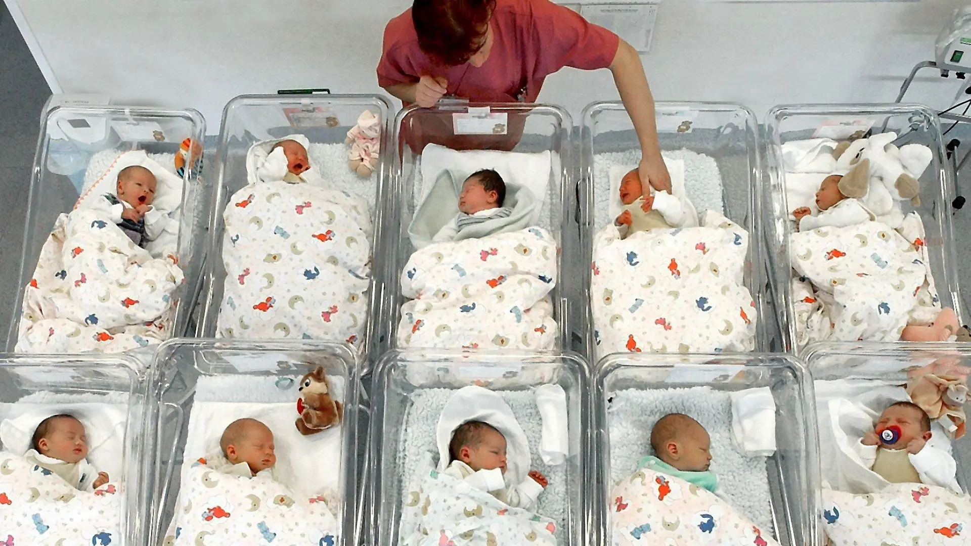 Die Schwester Anja betreut am 25.9.2003 auf der Kinderstation des katholischen Krankenhauses St. Elisabeth in Leipzig zahlreiche Neugeborene. Dem Fest der Liebe haben die Ostdeutschen alle Ehre gemacht. Neun Monate nach Weihnachten sind in den Neuen Ländern mit August und September besonders kinderreiche Monate zu verzeichnen, ergab am 25.9. eine dpa-Umfrage bei Krankenhäusern. "Wir haben ein Drittel Kinder mehr als in den Monaten zuvor", sagte der ärztliche Direktor der Klinik "St. Elisabeth", Meinel. Im August erblickten in seinem Haus 140 Kinder das Licht der Welt. "Im September werden es ähnlich viele." Auch die Berliner Charite und die Universitätskliniken in Dresden und Leipzig meldeten eine geburtenstarke Phase. In westdeutschen Kliniken ist vom Baby-Boom als verspätete Bescherung nichts zu spüren.
