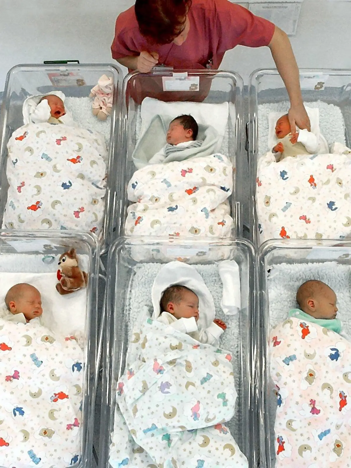 Die Schwester Anja betreut am 25.9.2003 auf der Kinderstation des katholischen Krankenhauses St. Elisabeth in Leipzig zahlreiche Neugeborene. Dem Fest der Liebe haben die Ostdeutschen alle Ehre gemacht. Neun Monate nach Weihnachten sind in den Neuen Ländern mit August und September besonders kinderreiche Monate zu verzeichnen, ergab am 25.9. eine dpa-Umfrage bei Krankenhäusern. "Wir haben ein Drittel Kinder mehr als in den Monaten zuvor", sagte der ärztliche Direktor der Klinik "St. Elisabeth", Meinel. Im August erblickten in seinem Haus 140 Kinder das Licht der Welt. "Im September werden es ähnlich viele." Auch die Berliner Charite und die Universitätskliniken in Dresden und Leipzig meldeten eine geburtenstarke Phase. In westdeutschen Kliniken ist vom Baby-Boom als verspätete Bescherung nichts zu spüren.