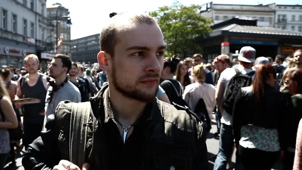 Eric Stehfest fungiert nicht nur als Hauptdarsteller Chris, sondern auch als Regisseur der Webserie
