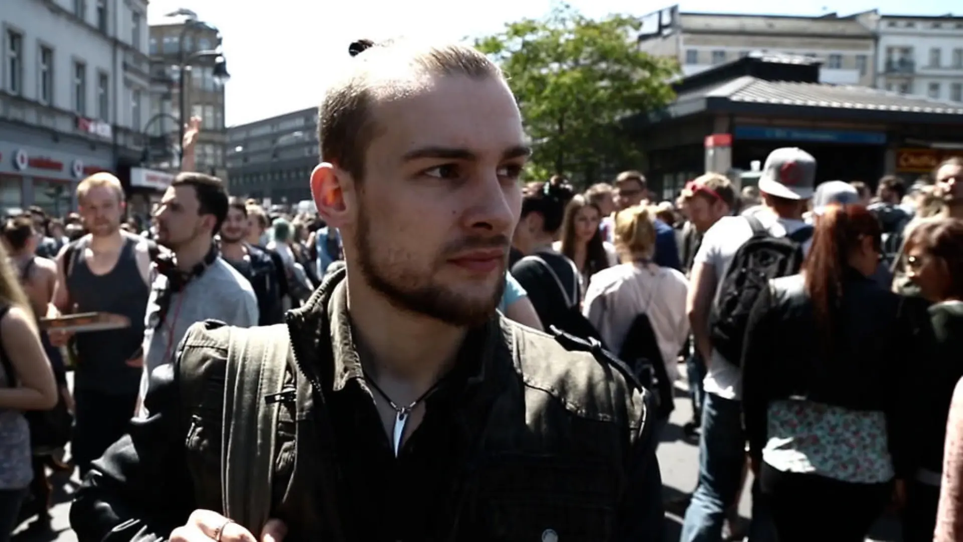 Eric Stehfest fungiert nicht nur als Hauptdarsteller Chris, sondern auch als Regisseur der Webserie