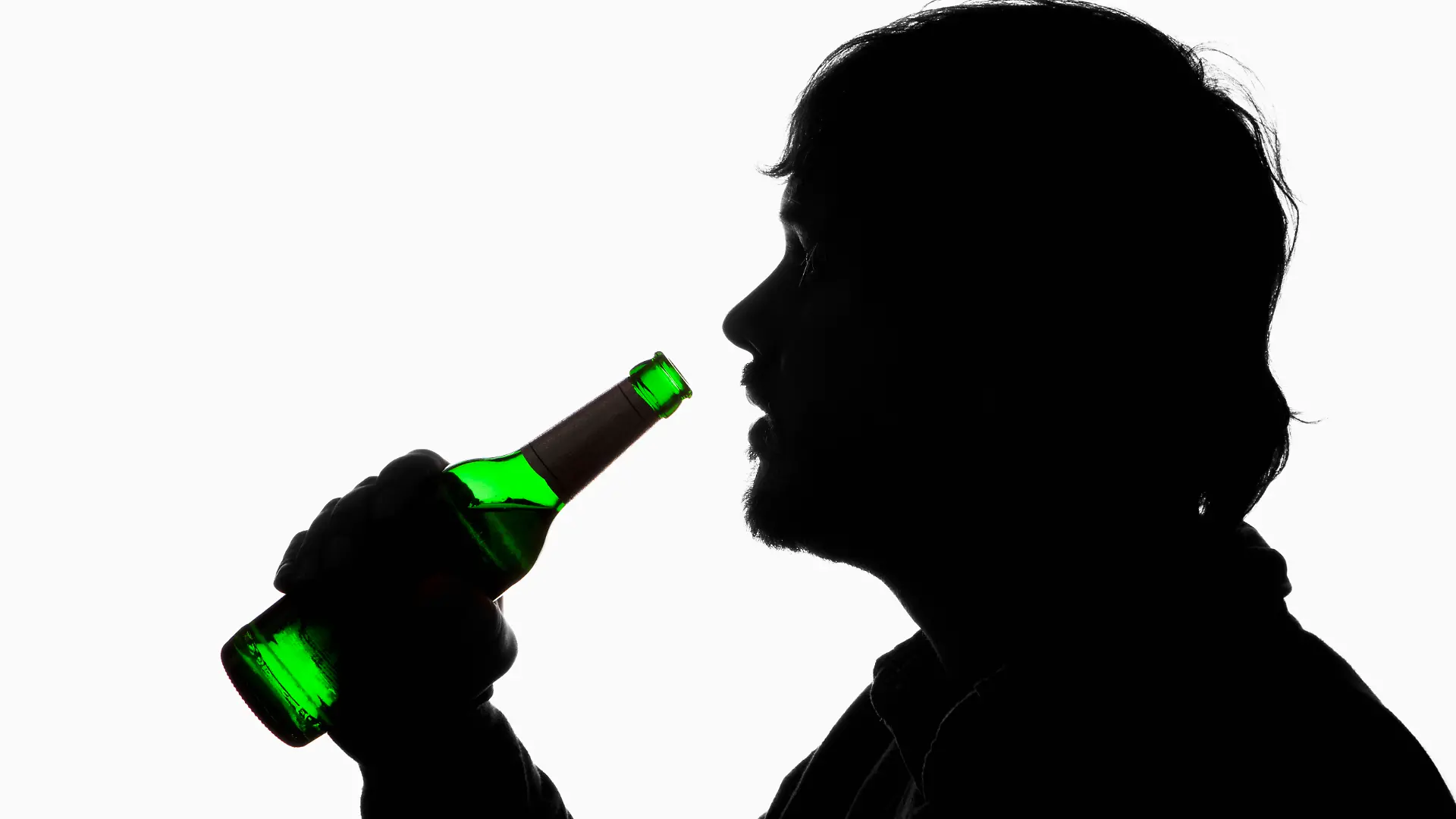 Ein Mann trinkt Bier