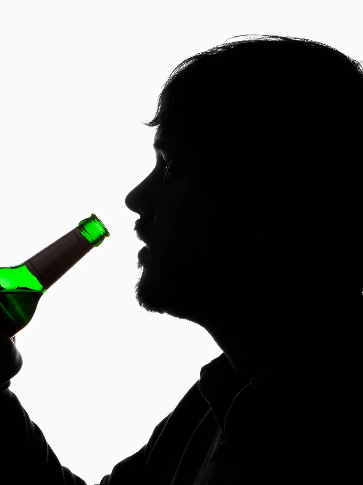 Ein Mann trinkt Bier