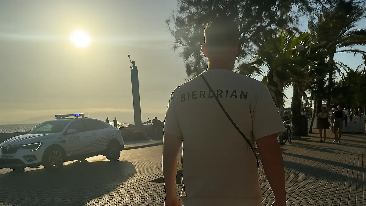 Malle-Star Bierdrian hat das Treiben an der Playa de Palma immer im Blick, auch die Polizei.