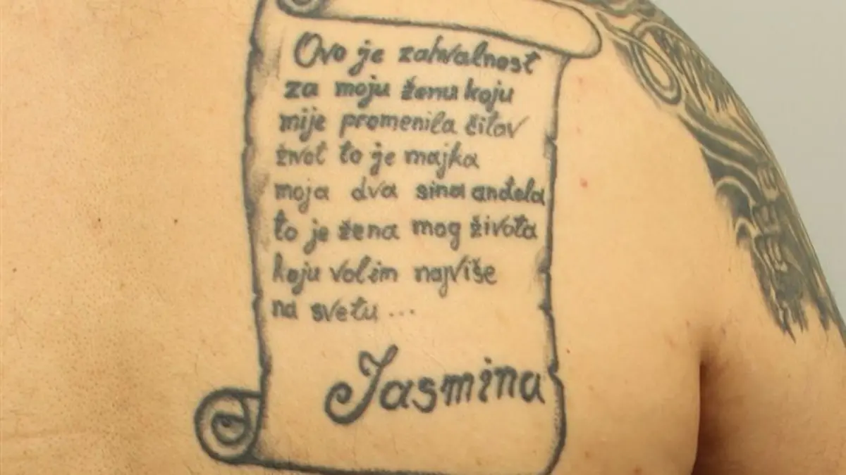Besonders auffällig ist der Liebesbeweis in Form eines riesigen Tattoos. Auf der Brust steht auf Serbisch: „Das ist Dankbarkeit für meine Frau, die mein ganzes Leben verändert hat. Sie ist die Mutter meiner zwei Engelsöhne. Sie ist die Frau meines Lebens, die ich am meisten liebe.” 