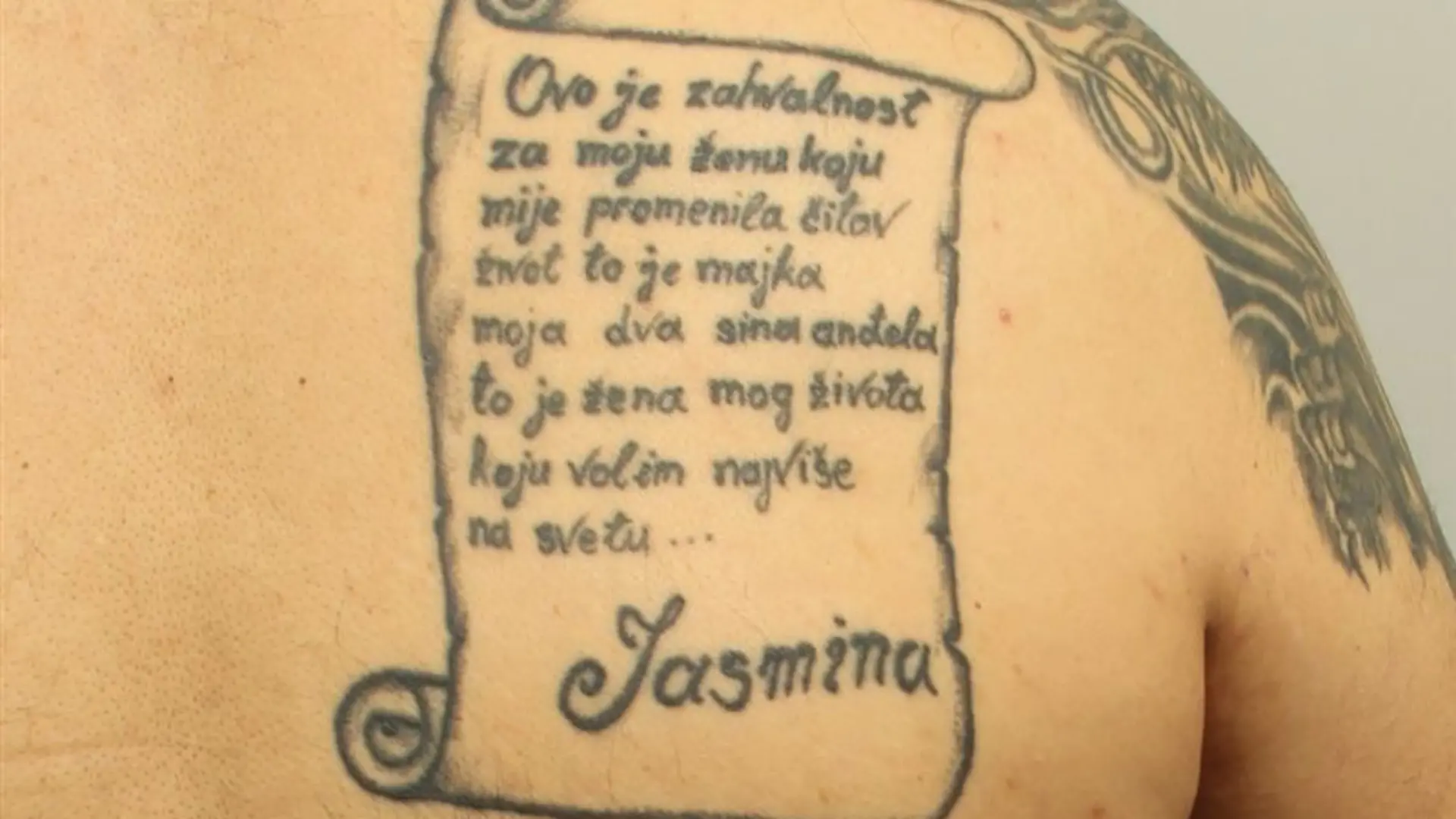 Besonders auffällig ist der Liebesbeweis in Form eines riesigen Tattoos. Auf der Brust steht auf Serbisch: „Das ist Dankbarkeit für meine Frau, die mein ganzes Leben verändert hat. Sie ist die Mutter meiner zwei Engelsöhne. Sie ist die Frau meines Lebens, die ich am meisten liebe.”