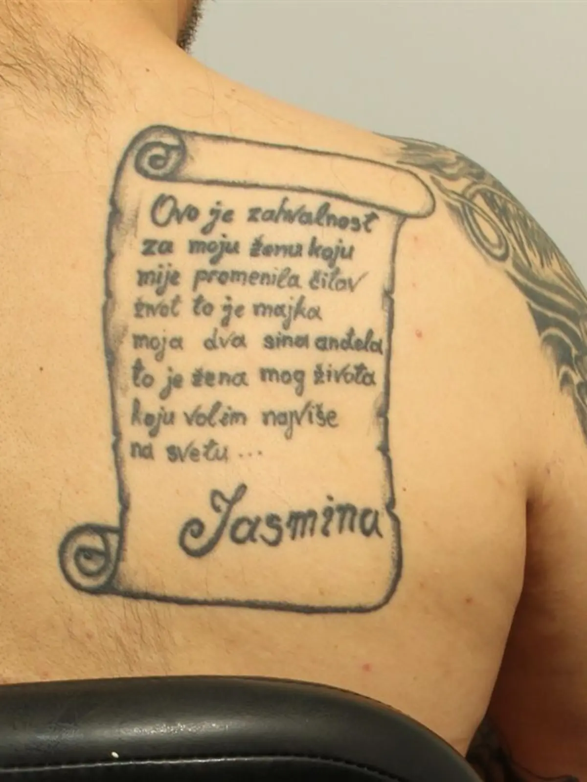 Besonders auffällig ist der Liebesbeweis in Form eines riesigen Tattoos. Auf der Brust steht auf Serbisch: „Das ist Dankbarkeit für meine Frau, die mein ganzes Leben verändert hat. Sie ist die Mutter meiner zwei Engelsöhne. Sie ist die Frau meines Lebens, die ich am meisten liebe.” 