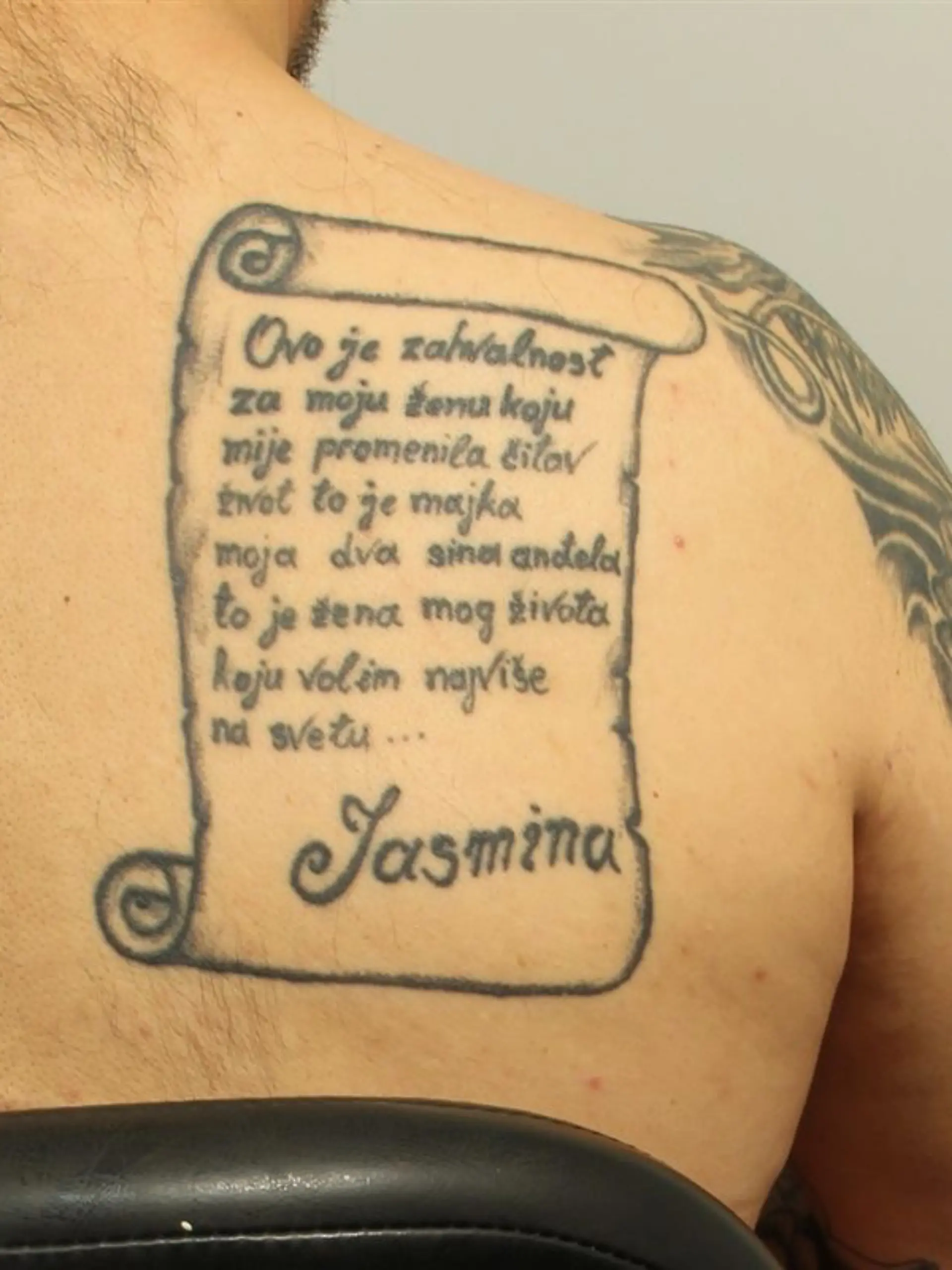 Besonders auffällig ist der Liebesbeweis in Form eines riesigen Tattoos. Auf der Brust steht auf Serbisch: „Das ist Dankbarkeit für meine Frau, die mein ganzes Leben verändert hat. Sie ist die Mutter meiner zwei Engelsöhne. Sie ist die Frau meines Lebens, die ich am meisten liebe.” 