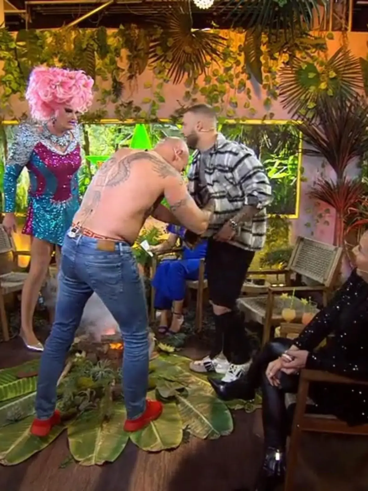 Thorsten Legat zieht bei "Die Stunde danach" blank und dann fummelt er Filip Pavlovic auch noch an der Hose rum.