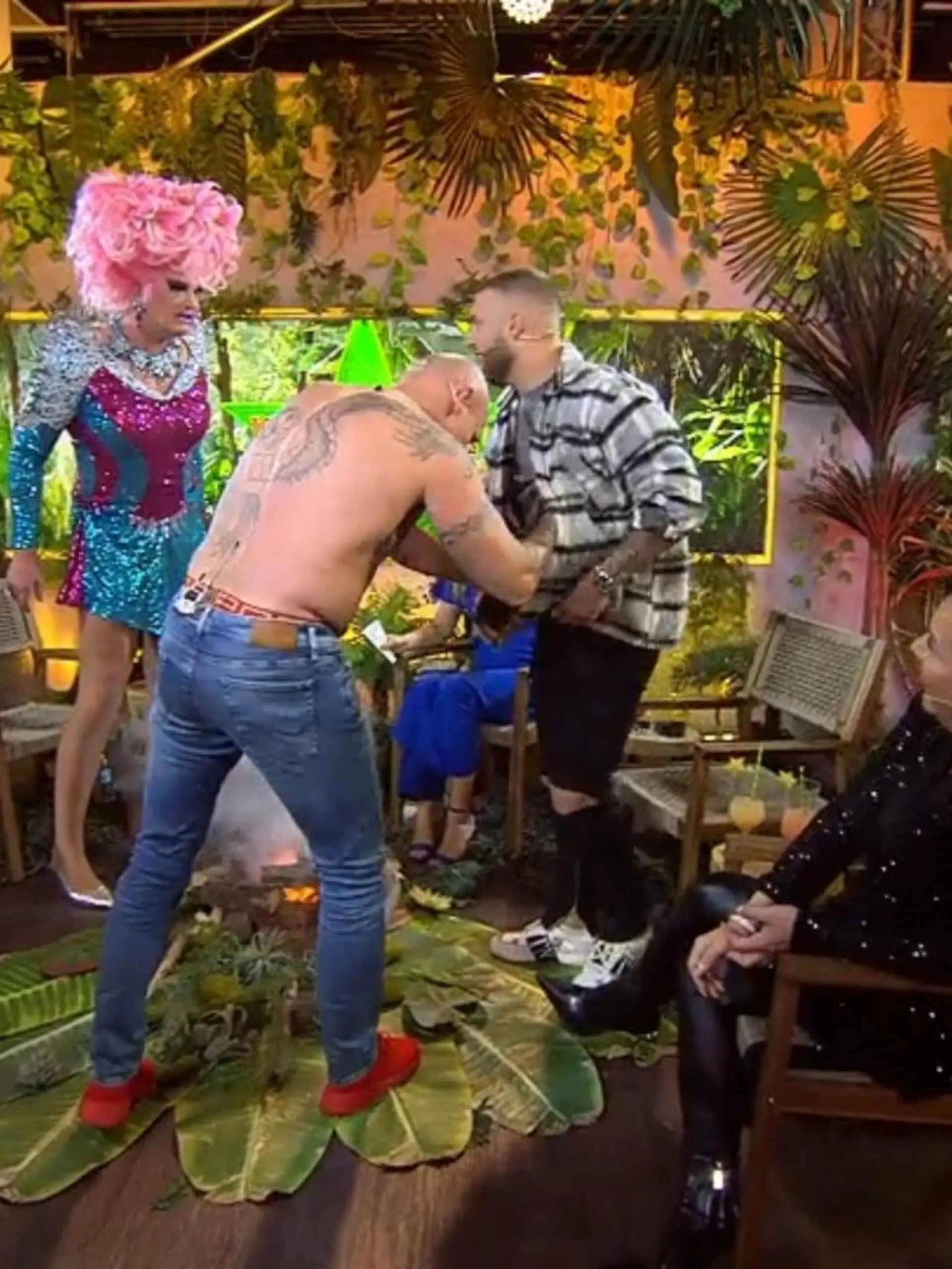 Thorsten Legat zieht bei "Die Stunde danach" blank und dann fummelt er Filip Pavlovic auch noch an der Hose rum.