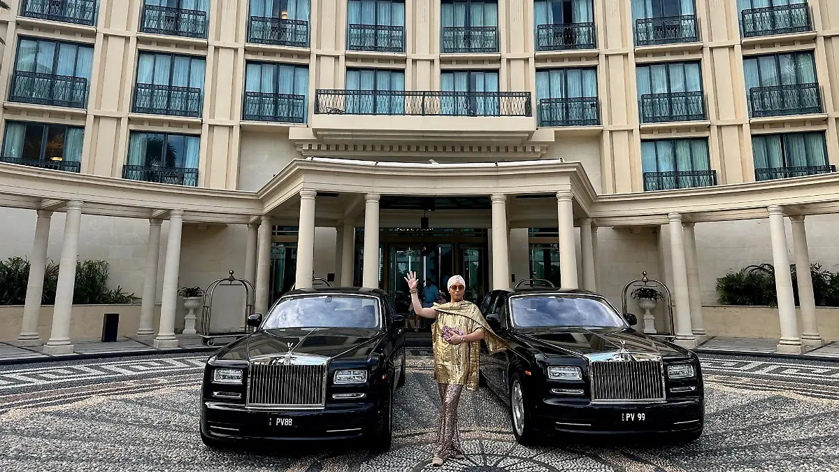 Julian F. M. Stoeckel ist erleichtert, wieder im Versace zu sein.